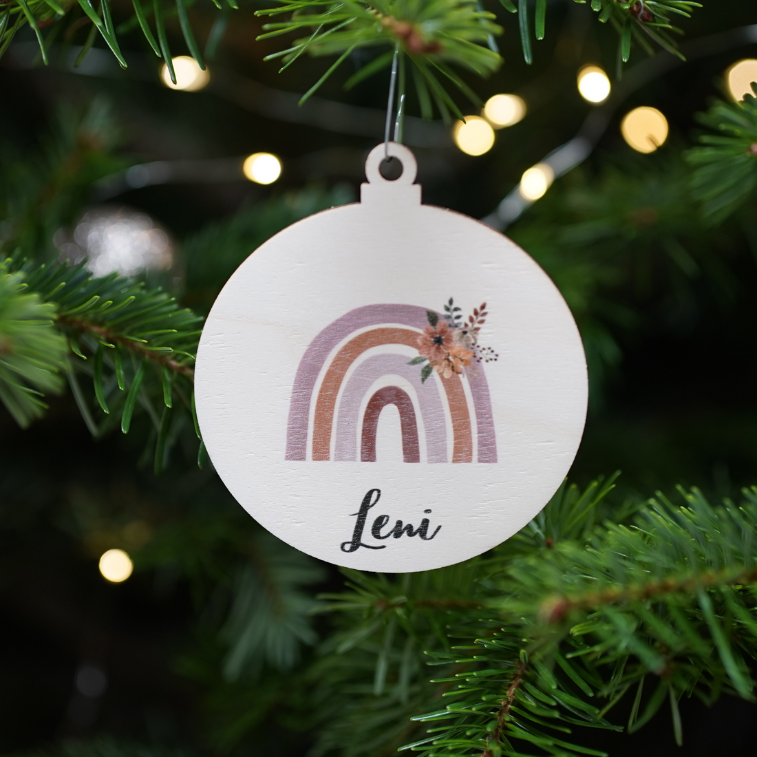 Personalisierte Weihnachtsanhänger mit Regenbogen