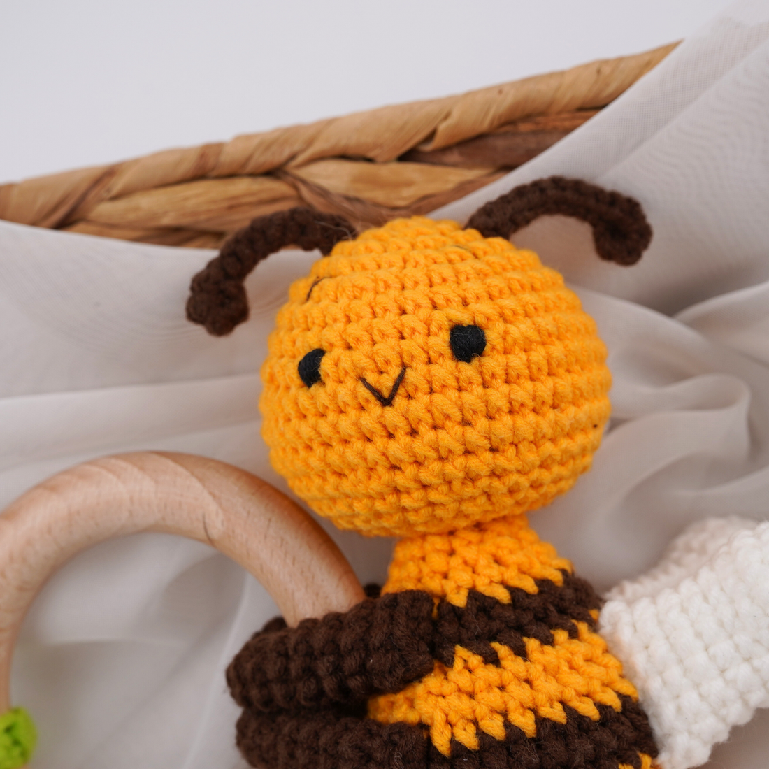 Personalisierte Babyrassel Biene mit Namen personalisierbar