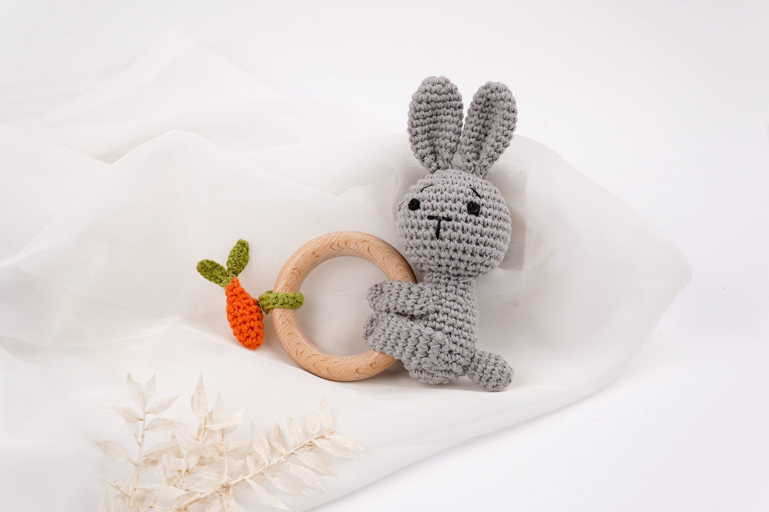 Personalisierte Babyrassel Hase mit Karotte mit Namen personalisierbar