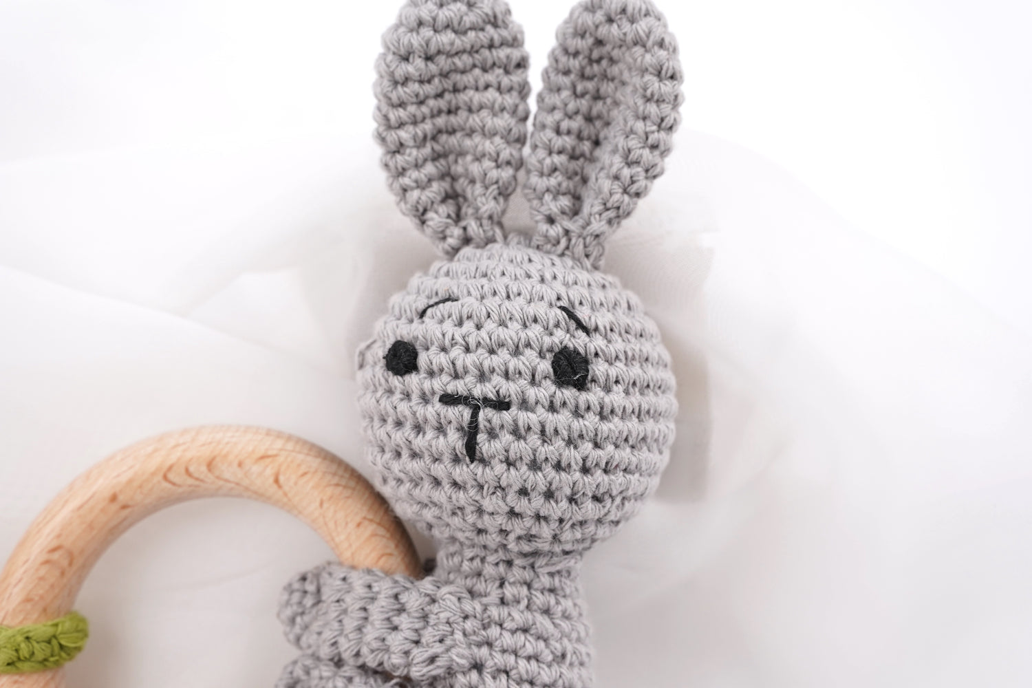 Personalisierte Babyrassel Hase mit Karotte mit Namen personalisierbar