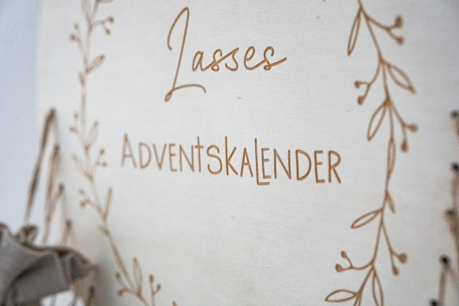 Adventskalender rund I personalisierbar - HOLZKINO